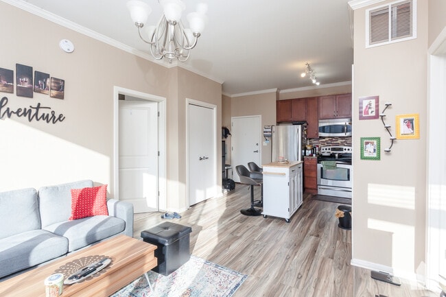 Building Photo - 1 E 8th St