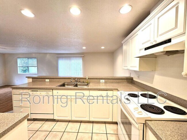 Foto del edificio - 9703 NE Tenny Creek Dr