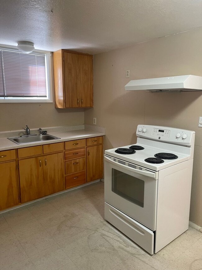 Building Photo - Single family apt.
