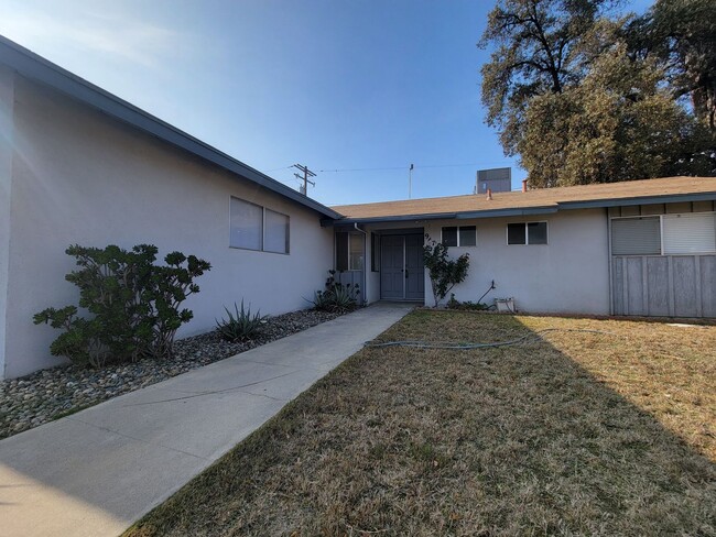 Foto del edificio - Cozy Southwest Visalia home off of Demaree...