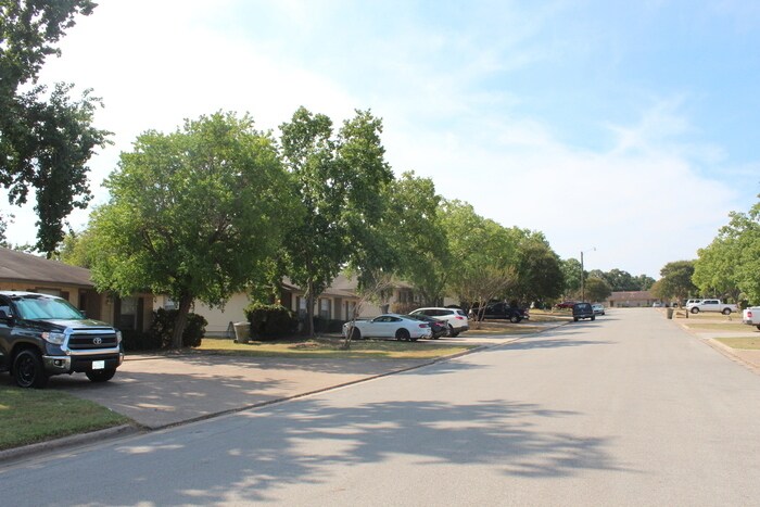 Building Photo - 2 Bed 2 Bath Duplex With Fenced Yard