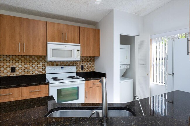 Building Photo - 9999 Summerbreeze Dr