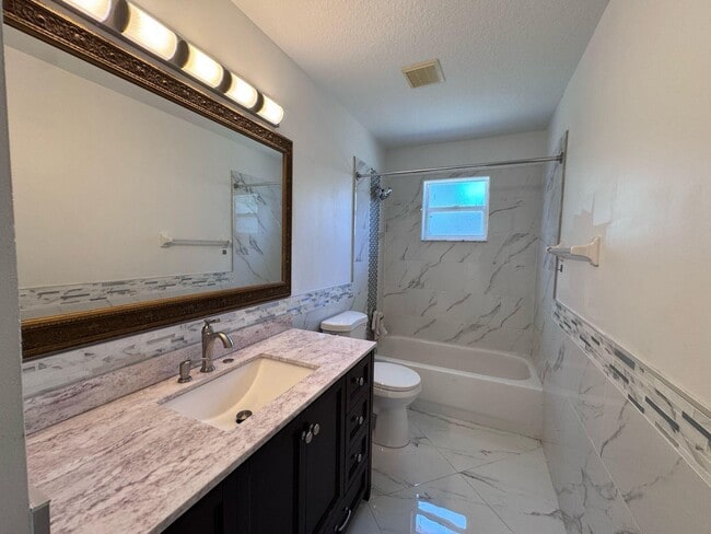 Building Photo - 240 Malibu Cir