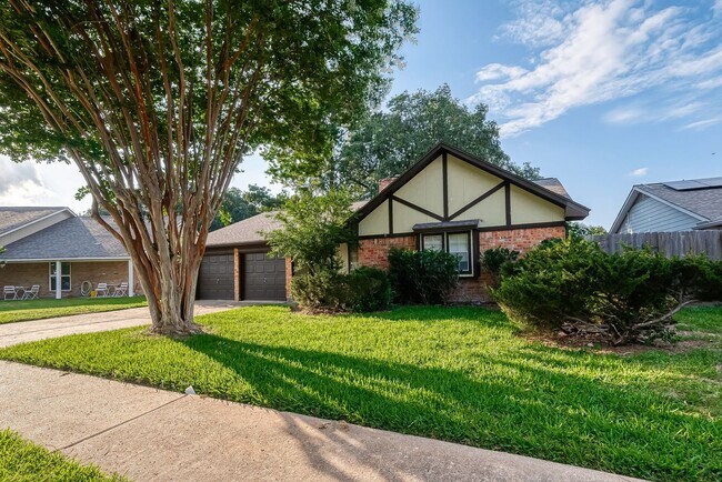 Foto del edificio - Renovated 3-Bedroom Home in West Memorial – Prime Location with Spacious Backyard