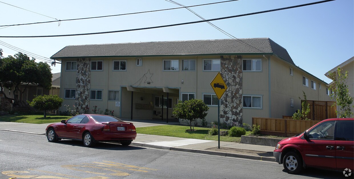 Foto del edificio - 419 W 10th St
