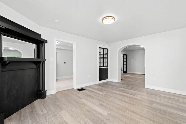 Foto del edificio - Stunning 5 bedroom home in Mt. Washington available June 1!