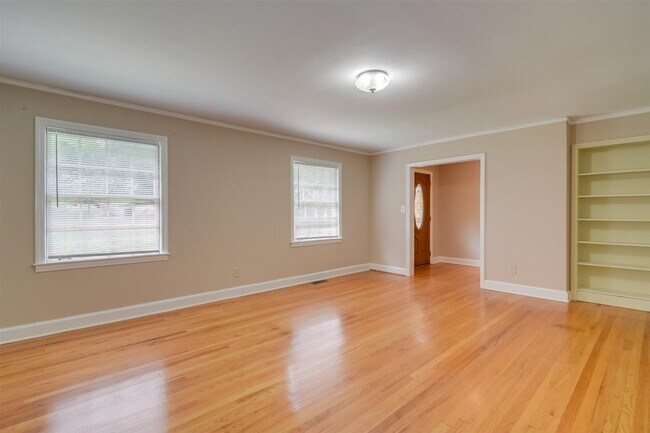Building Photo - 3007 Lake Forest Dr
