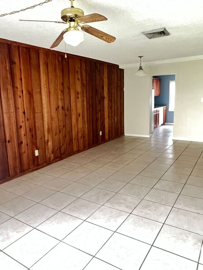 Foto del edificio - 2 bedroom Townhome off Pensacola Available...