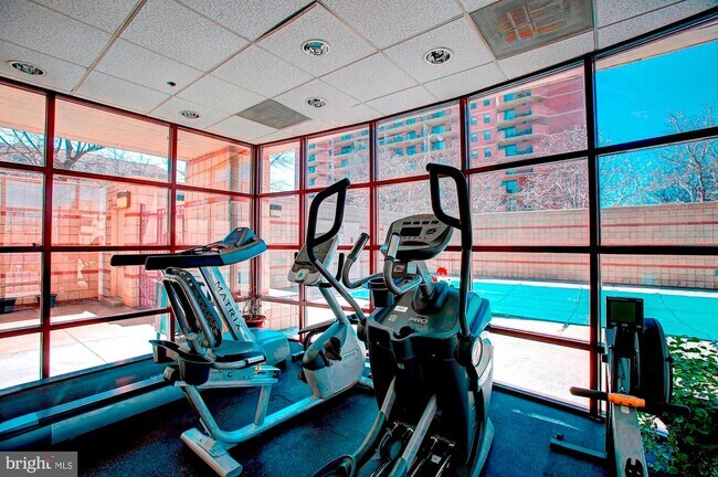 Foto del edificio - 2400 Clarendon Blvd