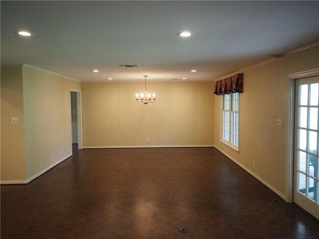 Building Photo - 1304 Silver Hill Dr