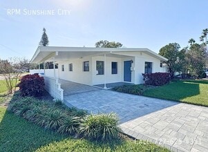 Building Photo - 1516 Delaware Ave NE