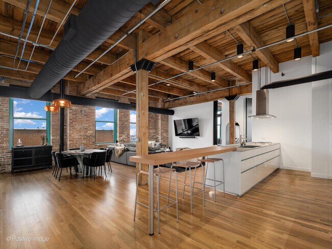 Foto del edificio - 312 N May St