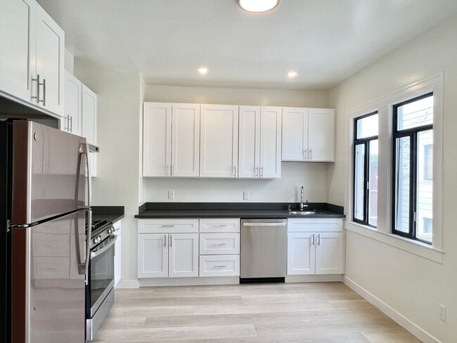 Building Photo - Top Floor 2BR/1BA + Newly Renovated Unit! Parking! In-Unit Laundry! PROGRESSIVE