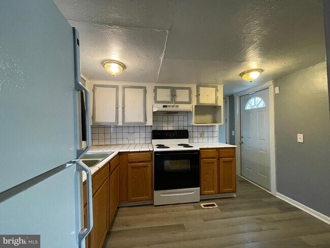 Building Photo - 128 Fabric Dr