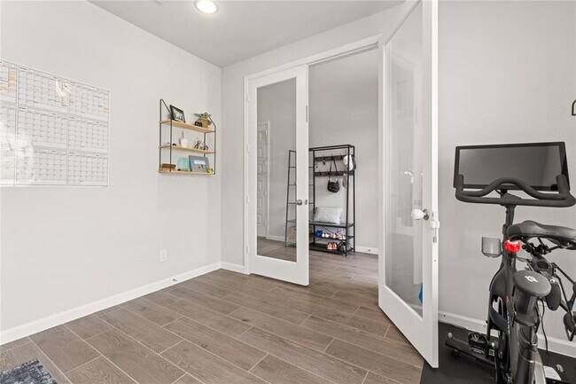 Foto del edificio - 5015 Walnut Grv Ln