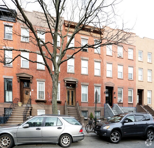 Building Photo - 558 Henry St