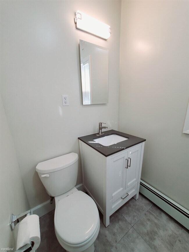 Building Photo - 1 br, 1 bath Condo - 5 Eversley Ave