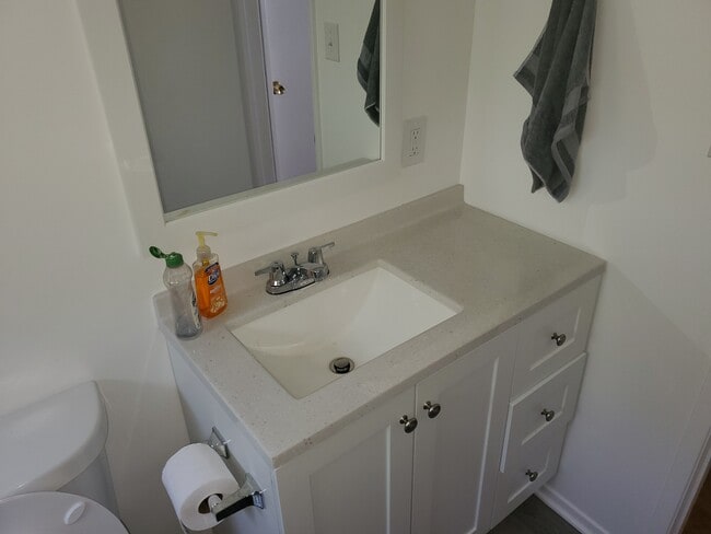 BATHROOM - 939 Palms Blvd