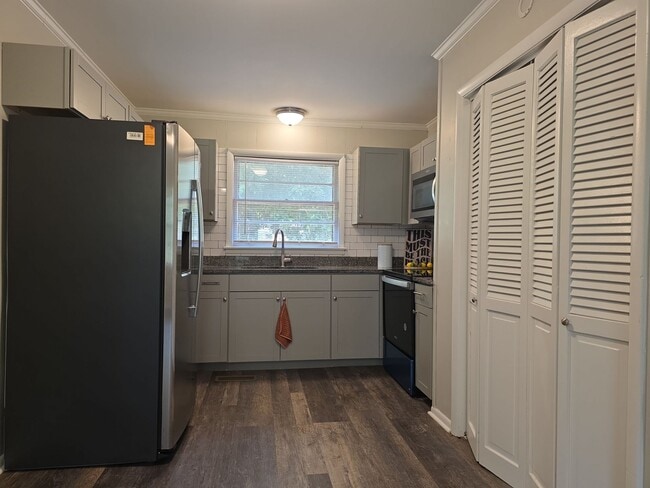 Building Photo - 4204 Lakeview Dr NW