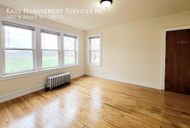 Foto del edificio - 2 bedroom overlooking River Park, wood flo...
