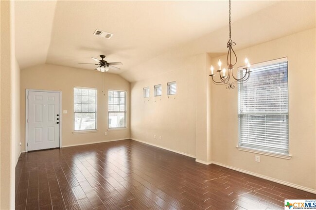 Foto del edificio - 533 Creekside Cir