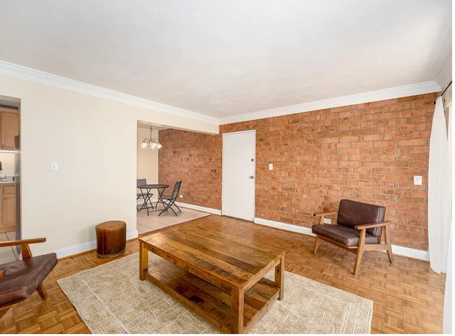 Amplia sala de estar luminosa - 1800 Jefferson Park Ave