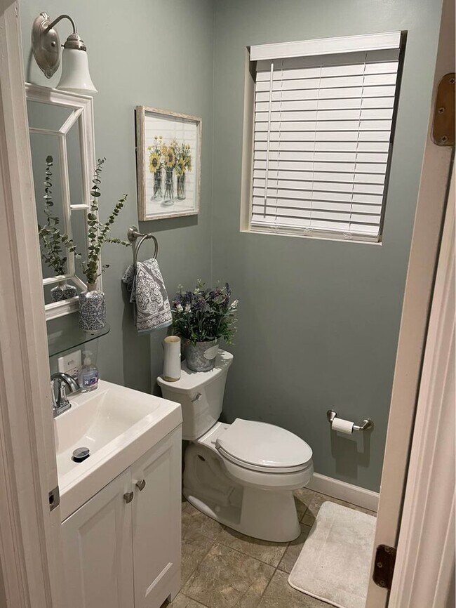 medio baño - 1718 N Campbell Ave