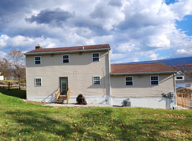 Building Photo - 1815 N 6th Ave