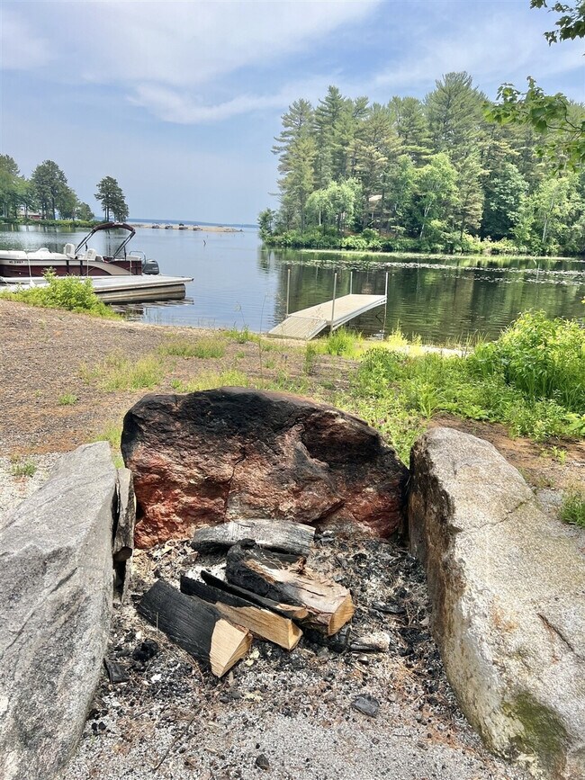 Building Photo - 322 NW River Rd