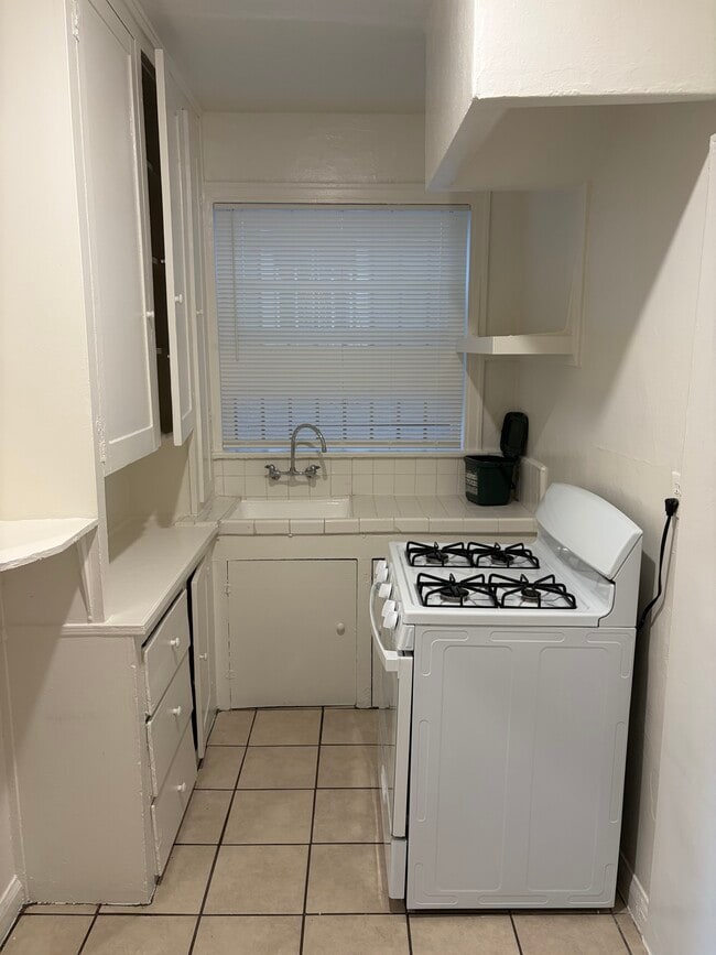 Full kitchen - 4156 Rosewood Ave
