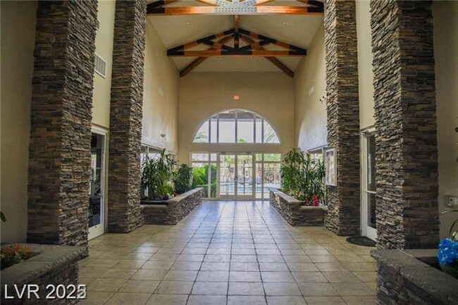 Foto del edificio - Cozy 2 bedroom 2 bath ground level condo n...