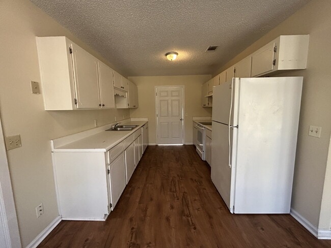 Building Photo - Home For Rent