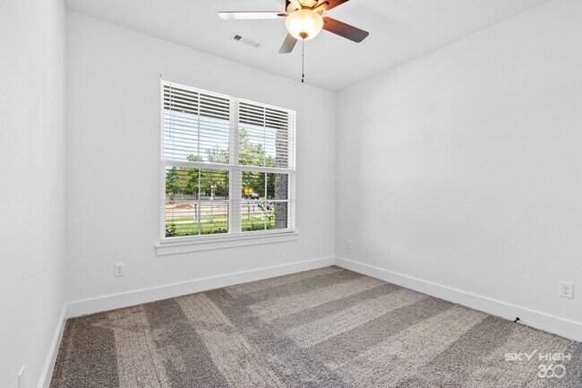 Foto del edificio - 2196 N Woodlark Ln