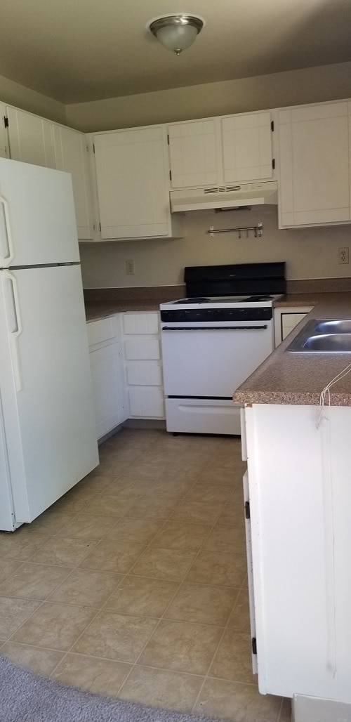 Building Photo - 900 Camelot Ct