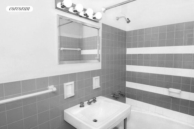 Building Photo - 230 E 79th St