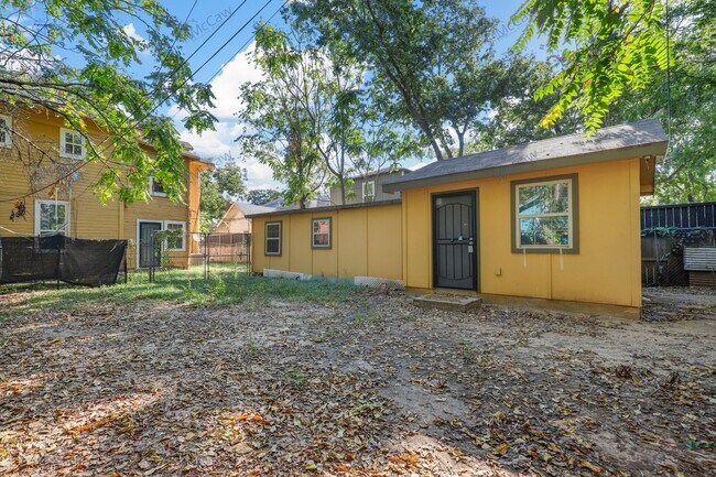 Building Photo - Updated 1/1 Studio Apartment in Dallas (75...