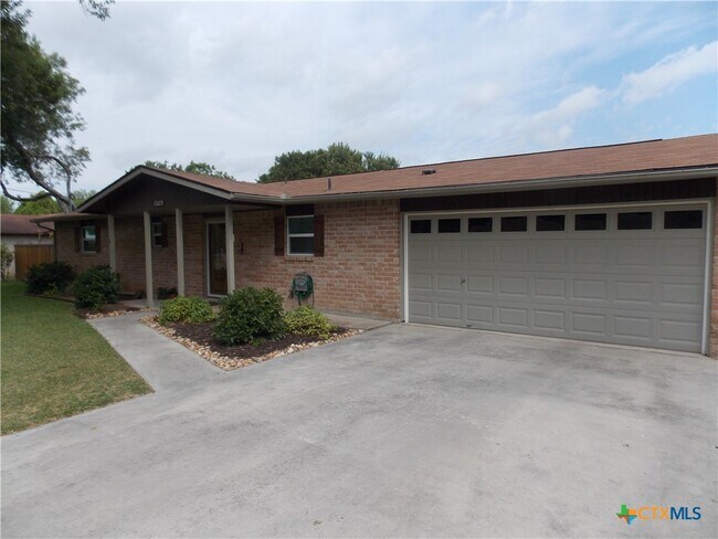 Foto del edificio - 1309 Azalea Ln