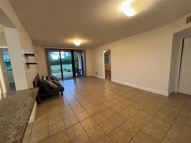 Foto del edificio - 5761 Riverside Dr