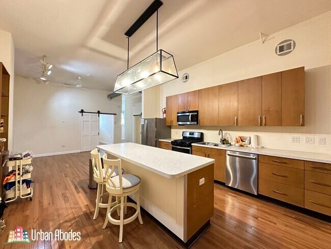 Building Photo - 3040 N Ashland Ave