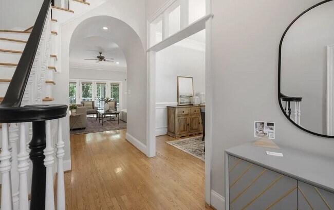 Foto del edificio - 5909 Greenevers Dr
