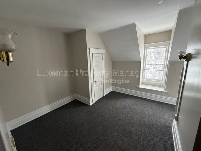 Building Photo - 515 Village St