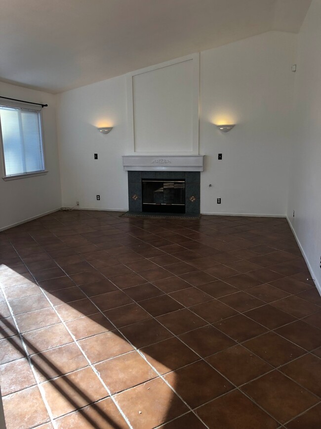 Building Photo - Single Level Home in Gated Community
