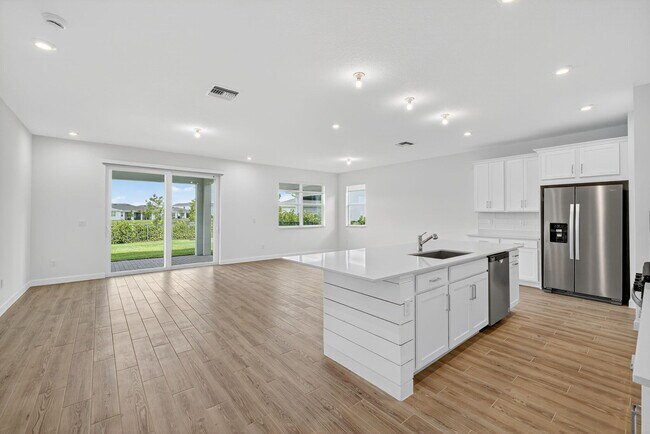 Building Photo - 14335 SW Skye Dr
