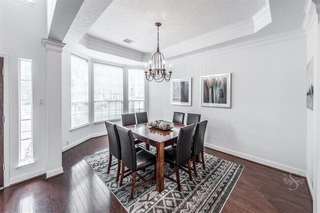 Foto del edificio - 2211 Merrill Hills Cir