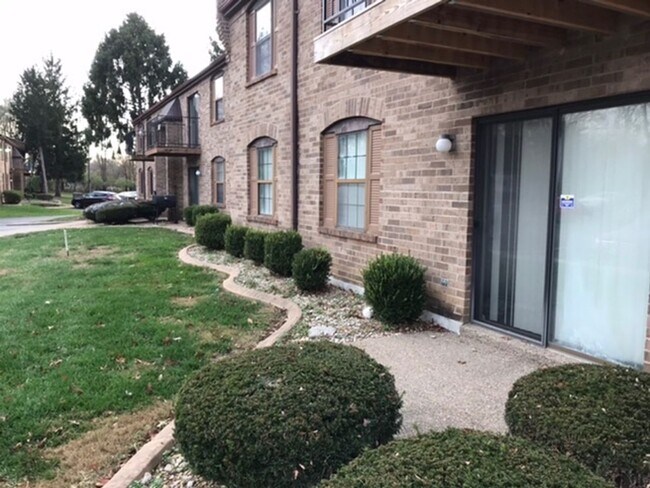 Building Photo - Beautiful First Floor Condo