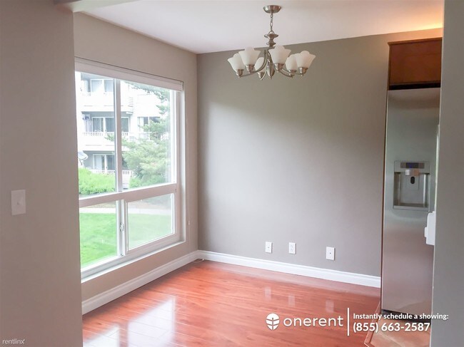 Building Photo - 2 br, 1 bath Condo - 12700 NE 8th St