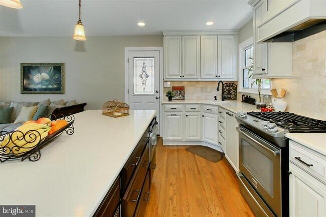 Foto del edificio - 7012 Hadlow Dr
