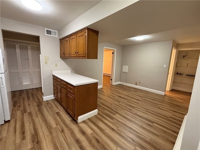 Building Photo - 825 10th Ave