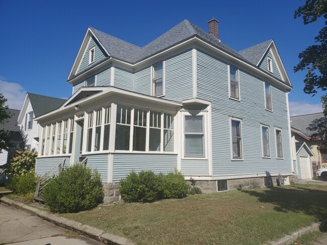 Building Photo - 383 Maple Ave