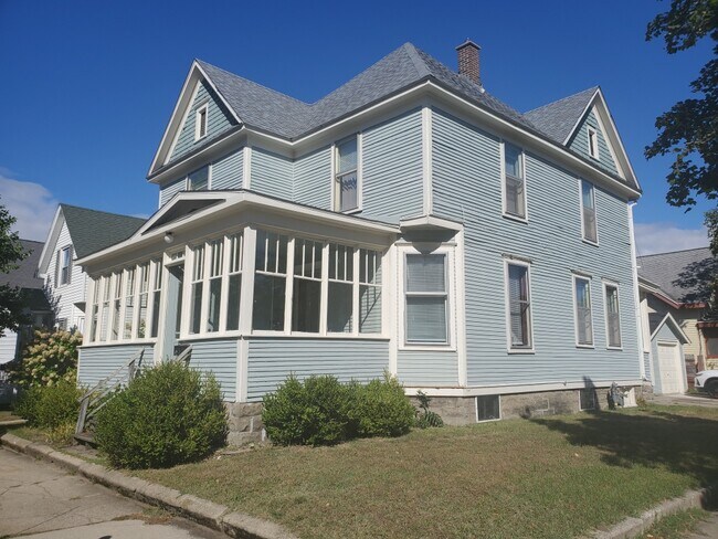 Foto del edificio - 383 Maple Ave